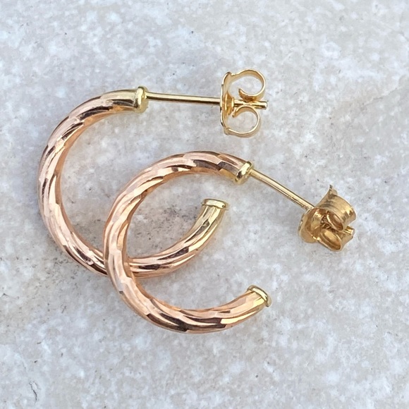 14k Gold half hoop earrings twist look design 1/2 inch - Picture 1 of 13